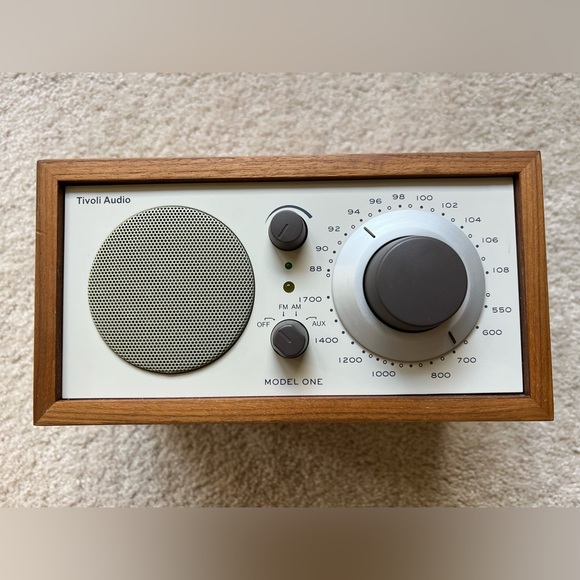 Tivoli Audio Model One AM / FM Table Radio, Classic / Walnut, 2.4 Lb - Picture 1 of 12